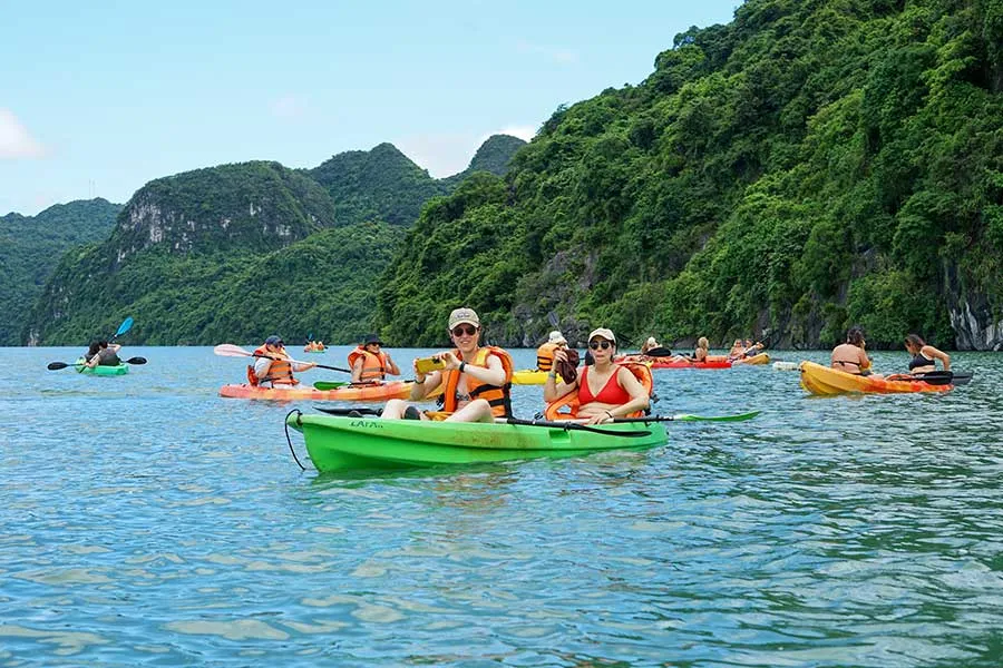 Kayak và bơi ở Trà Báu