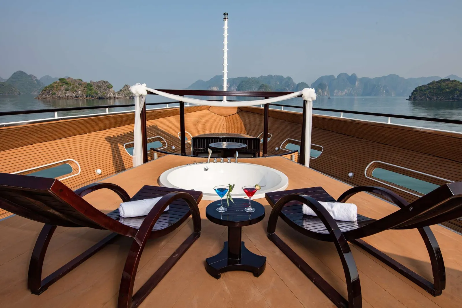 Du thuyền Scarlet Pearl – Cabin President Suite 3