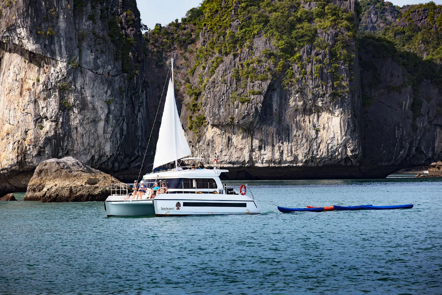 Catamaran trên vịnh Lan Hạ