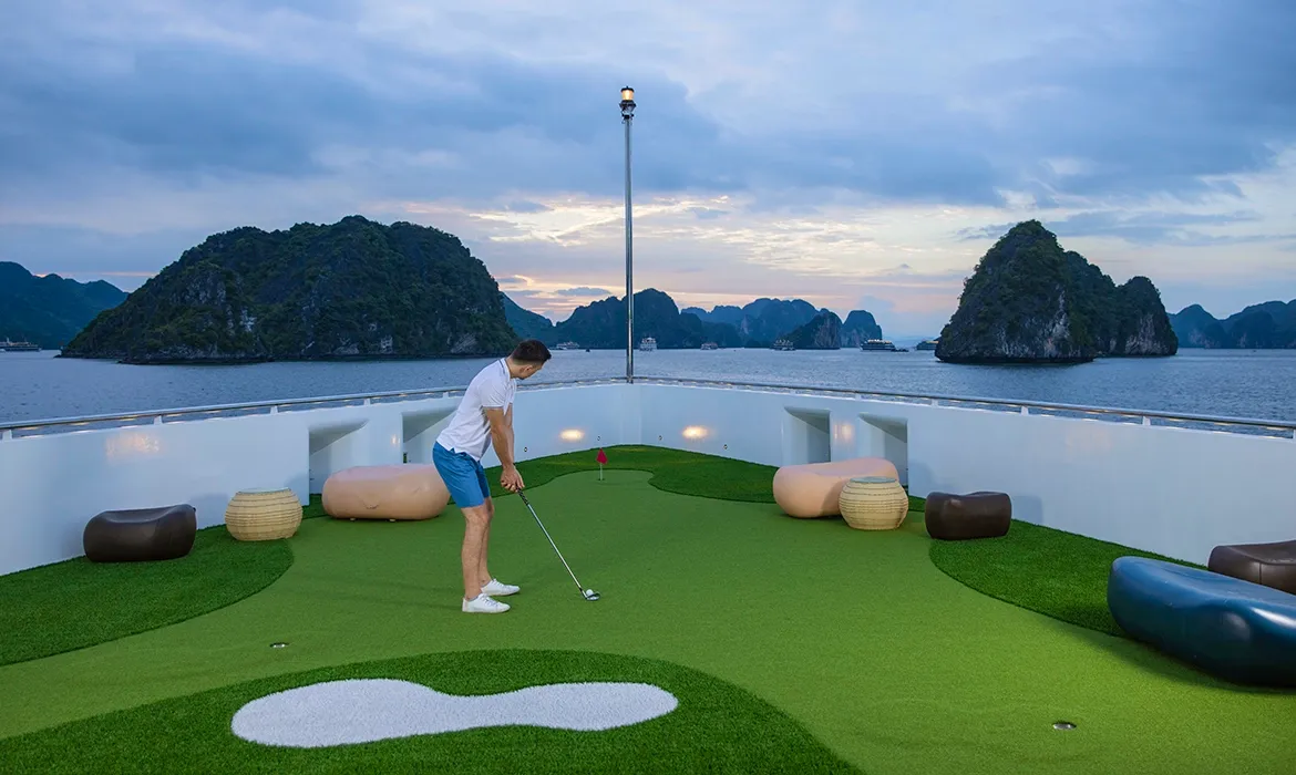 Golf mini và bể bơi giữa vịnh