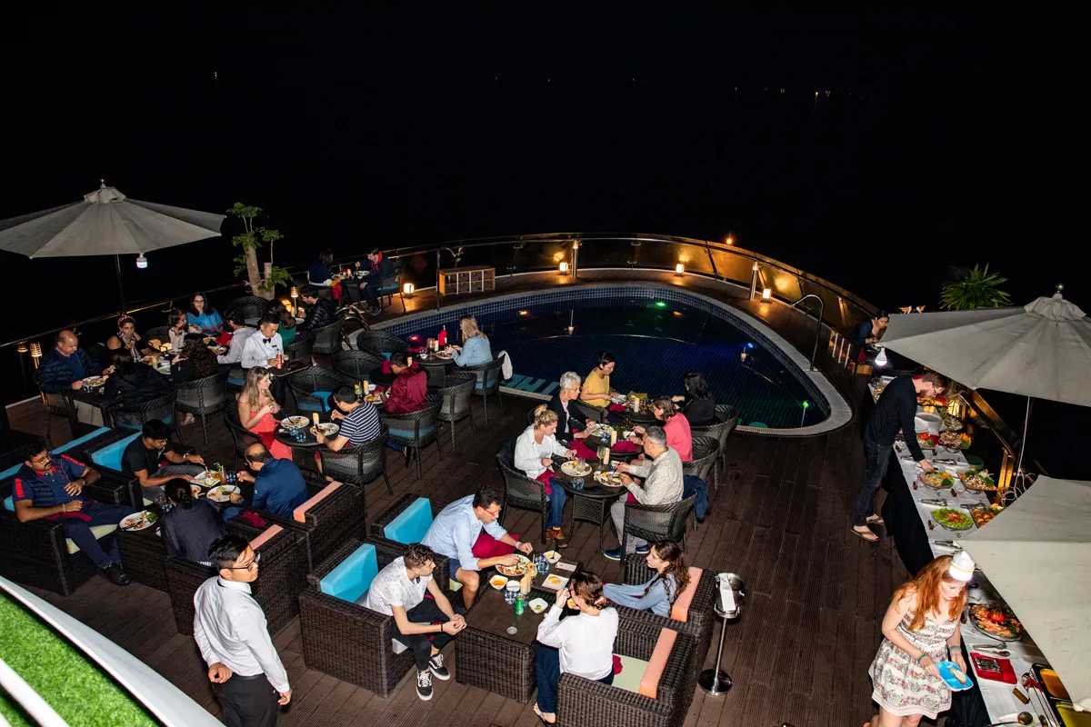 BBQ tối bên bể bơi, câu mực đêm
