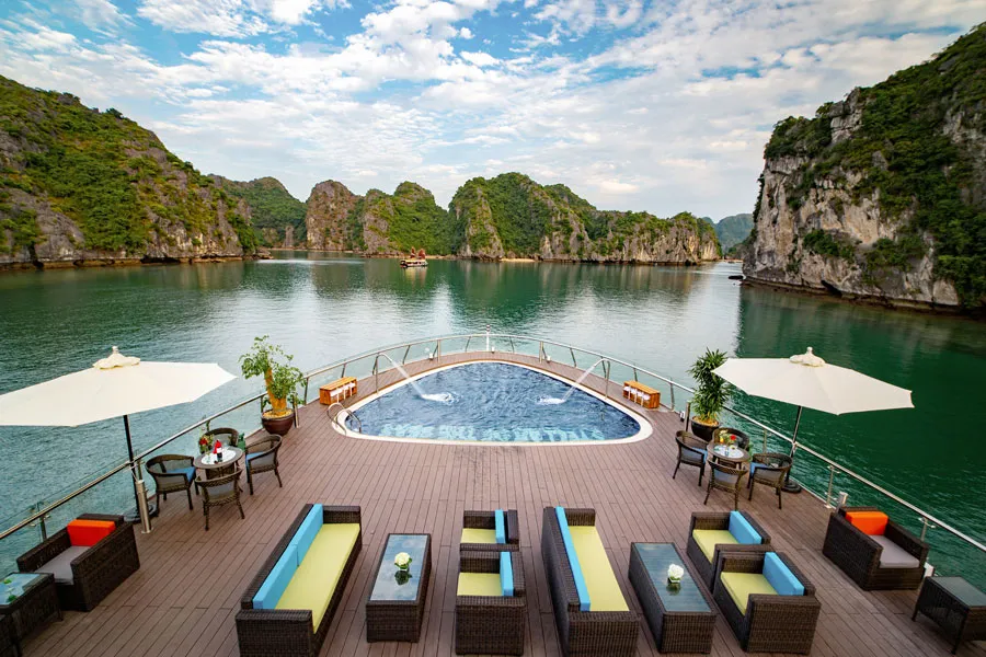 Bể bơi ngoài trời mũi tàu