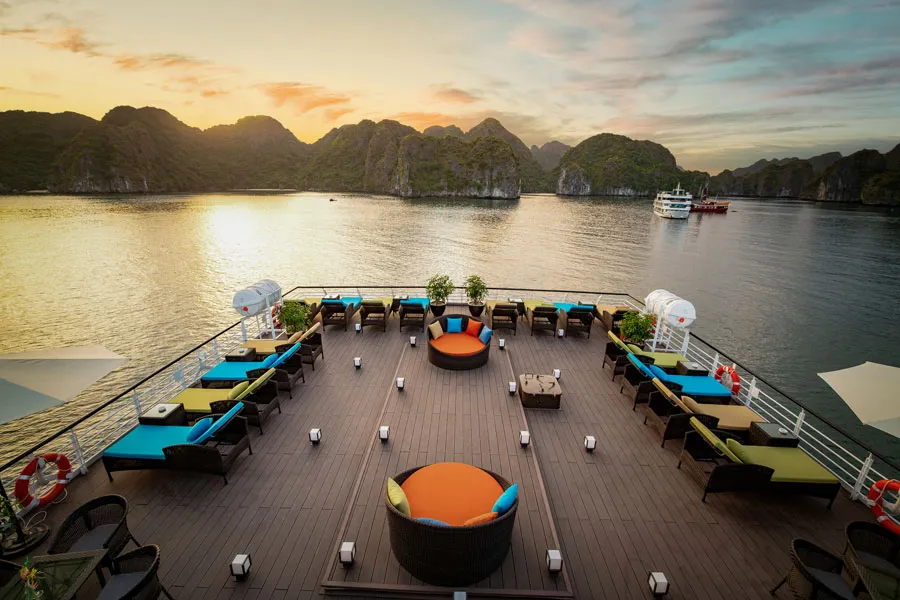 Sundeck & quầy bar toàn cảnh