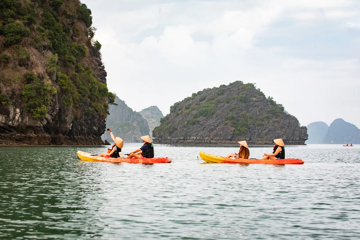 Thăm hang Sáng Tối bằng đò chèo