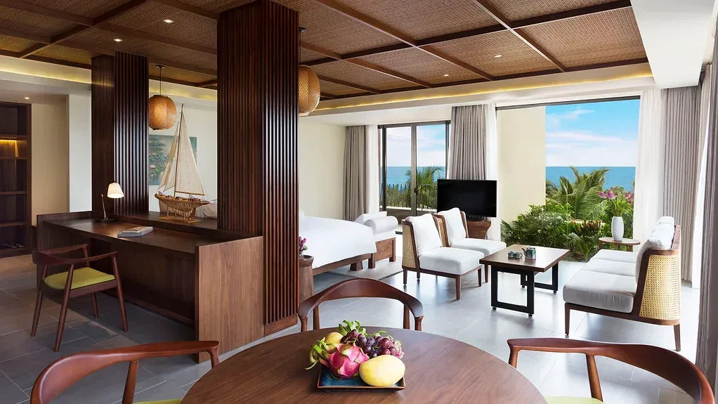 Moonrise Suite tại Dusit Princess Moonrise Beach Resort Phú Quốc với phòng khách rộng nhìn ra biển