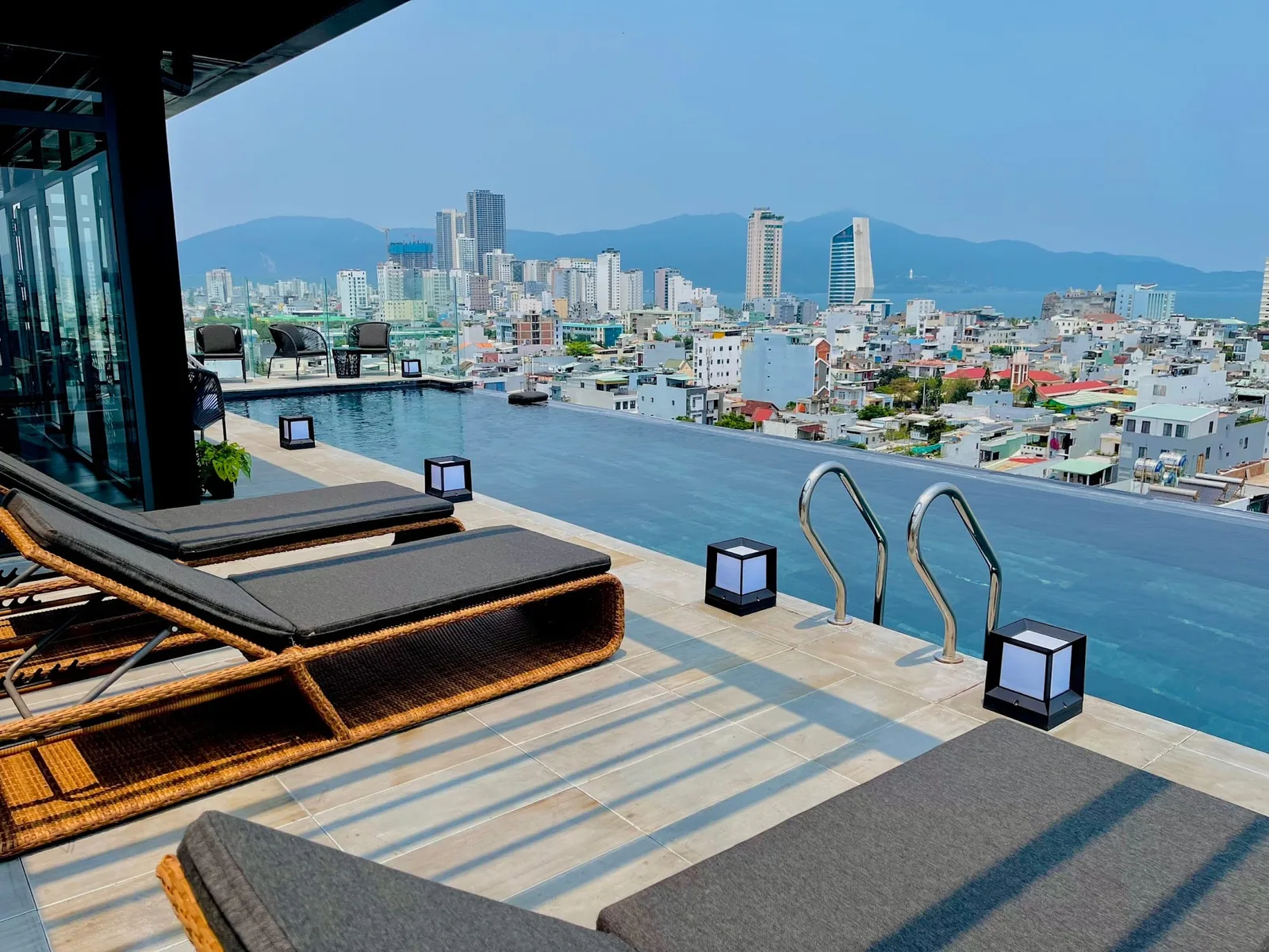 Bar cạnh hồ bơi