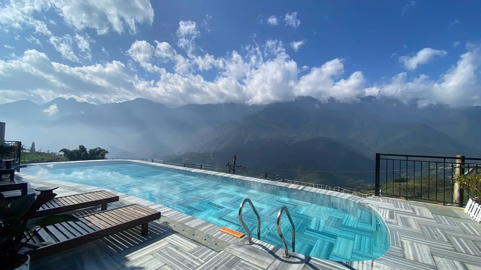 Hồ bơi tràn bờ view núi