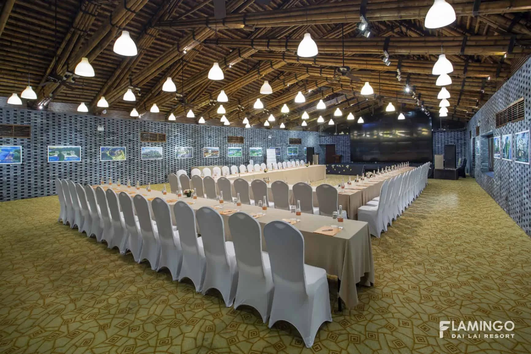 Opera Hall tại Flamingo Đại Lải Resort kê bàn họp chữ U dưới trần khung tre treo đèn trắng