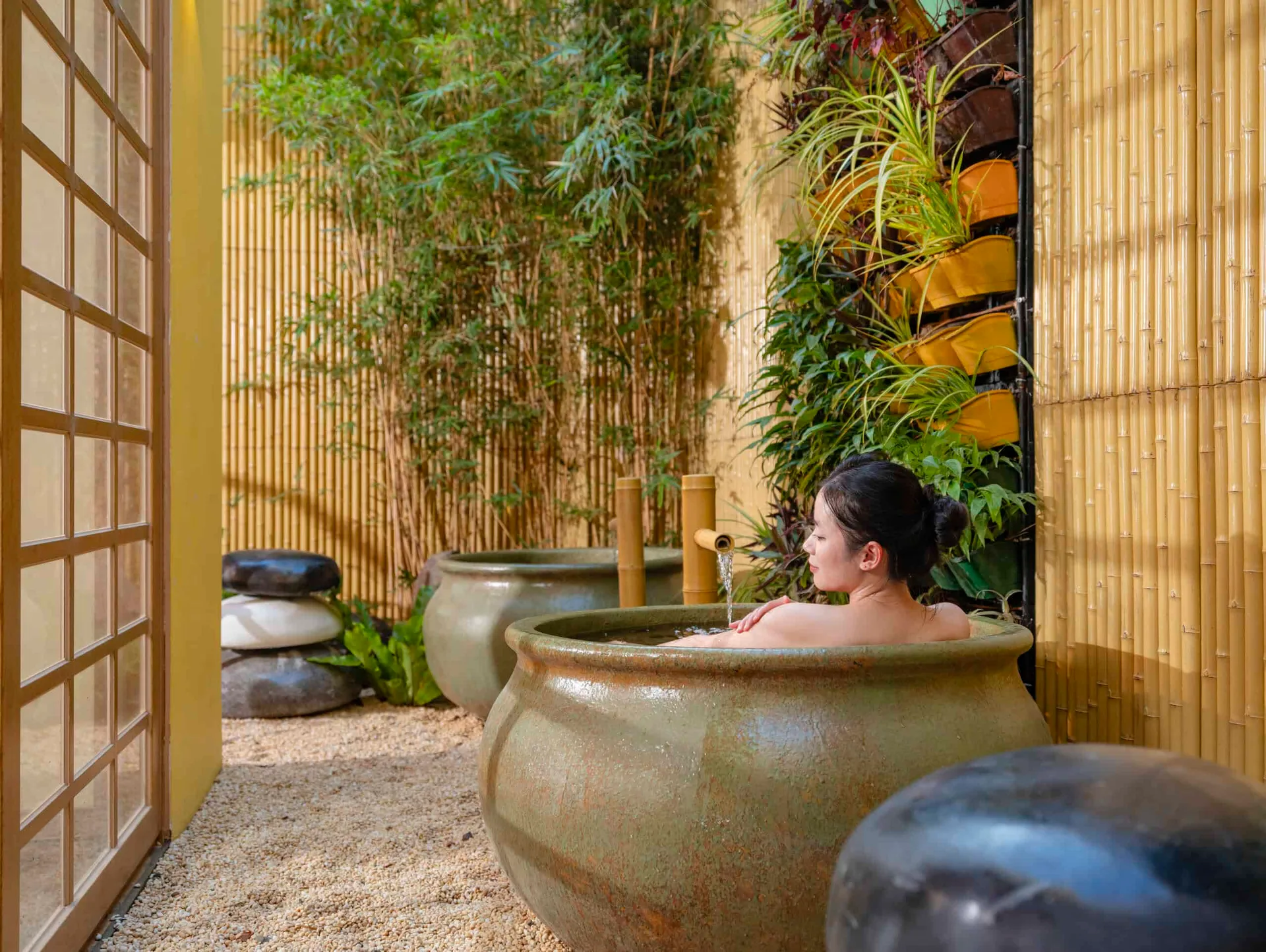 Bồn chum gốm ngâm khoáng ngoài trời giữa vách tre và rặng trúc tại Seva Onsen, Flamingo Tân Trào