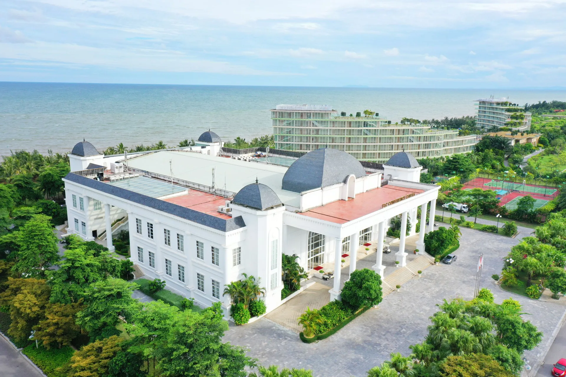 Toàn cảnh Trung tâm Hội nghị Quốc tế FLC mái vòm trắng ven biển Sầm Sơn, phía sau là khách sạn nhiều tầng phủ cây xanh