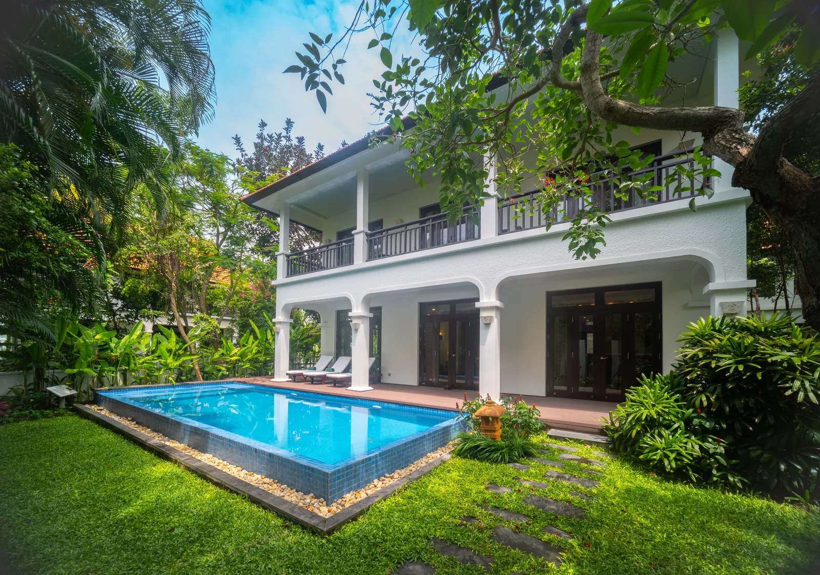 Biệt thự hai tầng của Furama Villas Danang với hồ bơi riêng giữa bãi cỏ