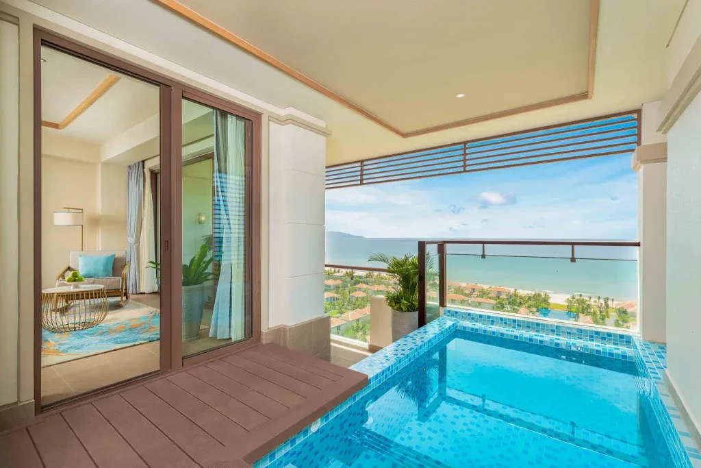Ocean View Pool Suite tại Fusion Resort & Villas Đà Nẵng, hồ bơi nhỏ trên ban công nhìn ra biển