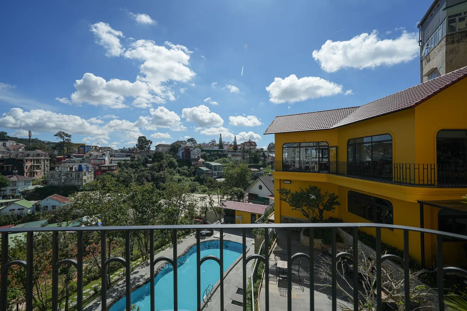 Ban công nhìn phố