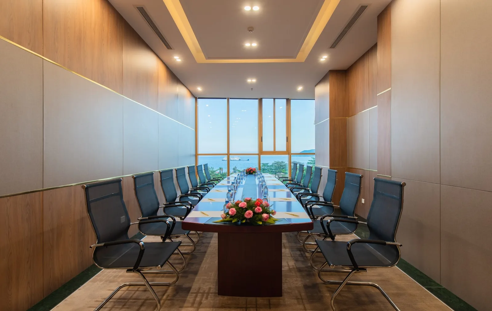 Ruby Room (bàn oval 16 người)
