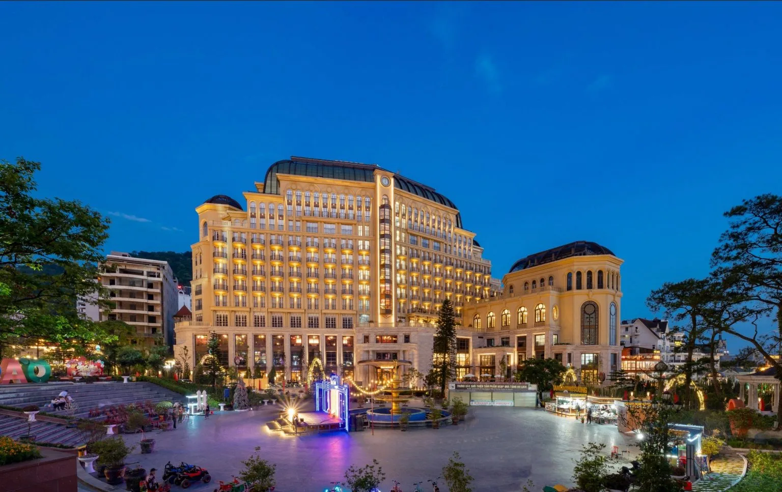 Hôtel de l'Amour Tam Đảo lúc chạng vạng, khối nhà tân cổ điển mái vòm sáng đèn vàng bên quảng trường trung tâm
