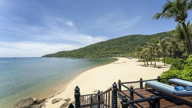 Bãi Bắc riêng của InterContinental Danang Sun Peninsula Resort, bãi cát vàng ôm vịnh và núi rừng Sơn Trà phía sau