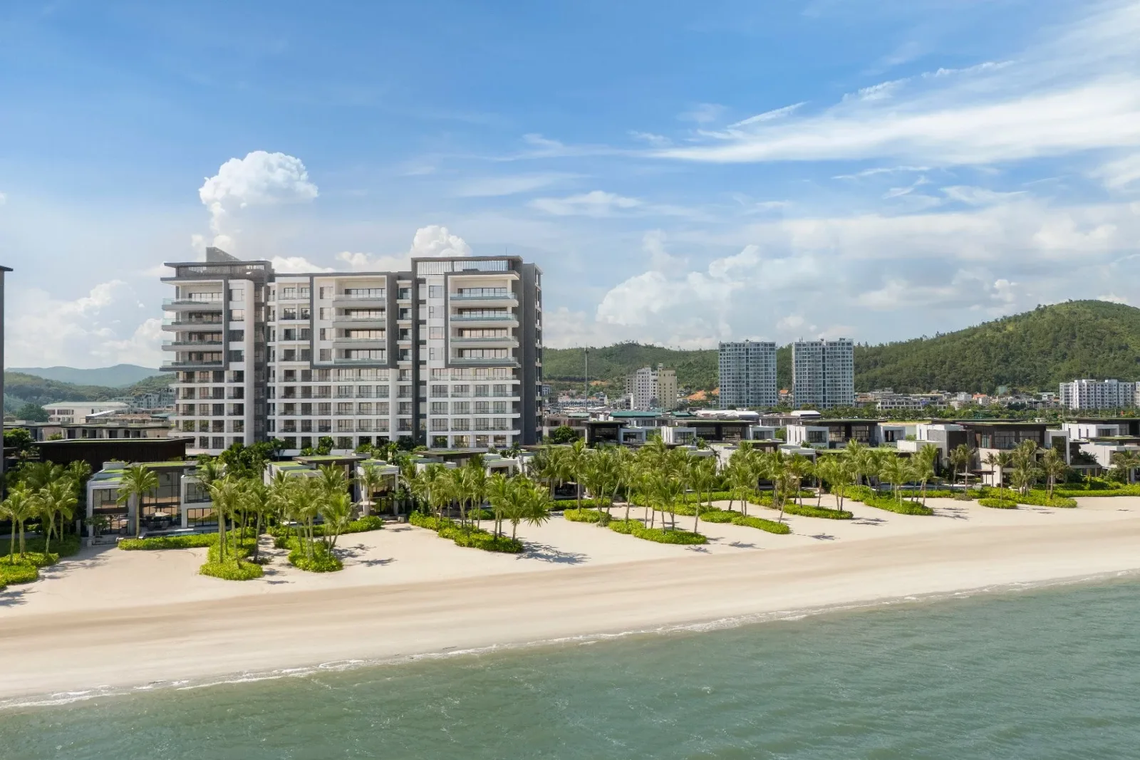 Tòa khách sạn và dãy biệt thự sau hàng dừa bên bãi cát riêng của InterContinental Halong Bay Resort