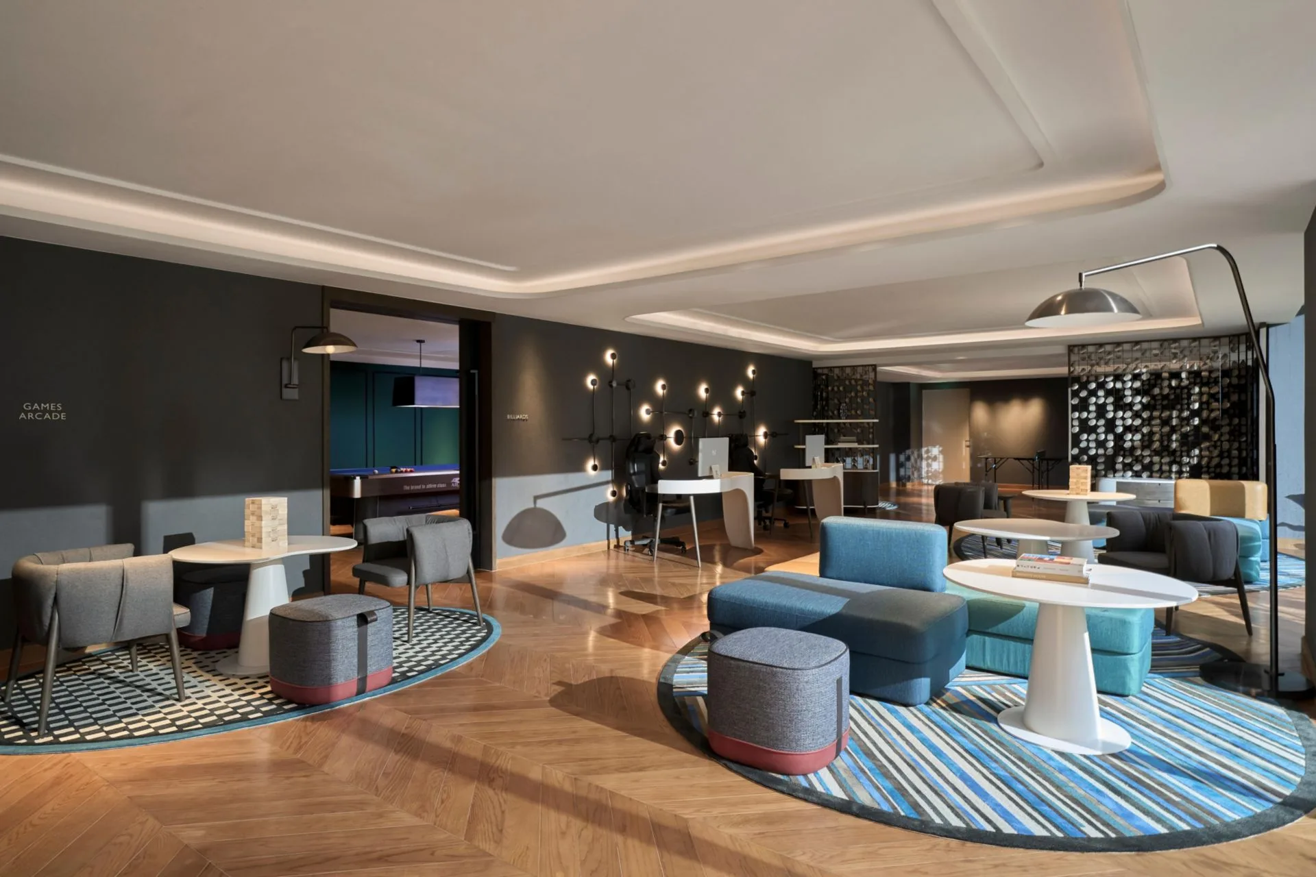 Game Room tại InterContinental Halong Bay Resort với biển Games Arcade, bàn máy tính chơi game, sofa xanh và phòng bi-a phía sau