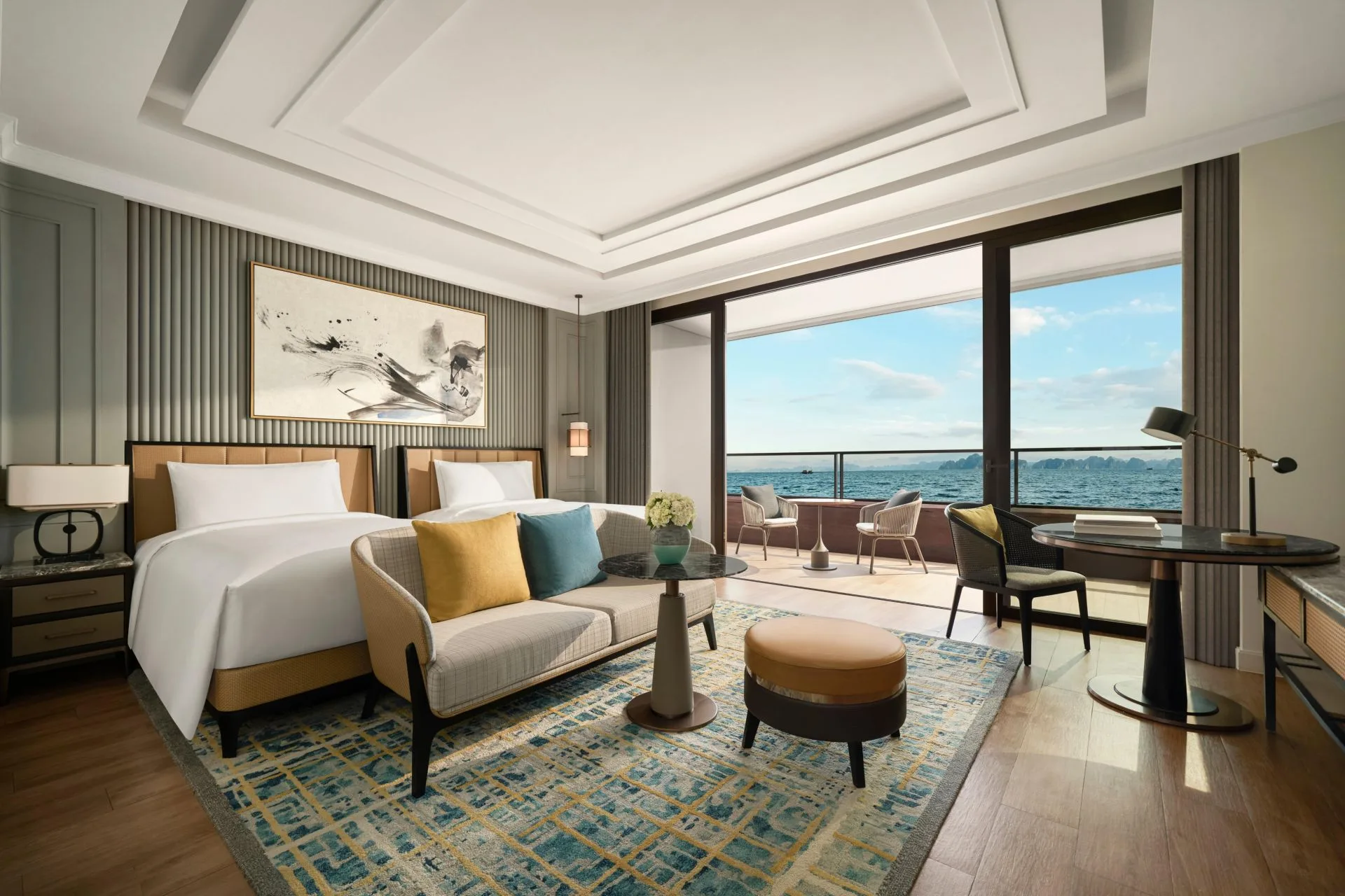 Phòng Classic Halong Bay View hai giường đơn với ban công có bàn ghế nhìn ra vịnh Hạ Long và các đảo đá