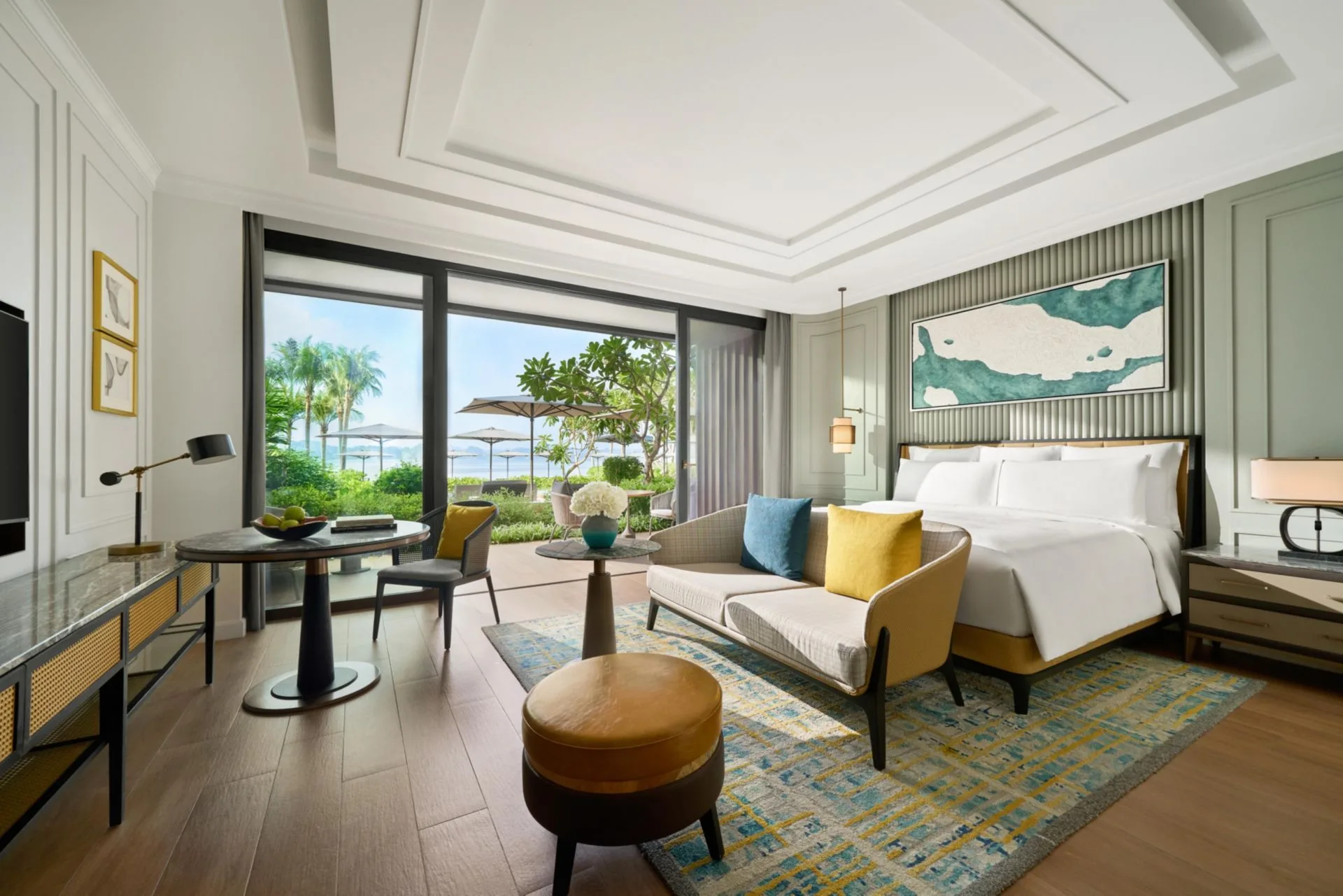 Classic Room tại InterContinental Halong Bay Resort với giường King, sofa trước giường và cửa kính mở ra hiên vườn có ô dù