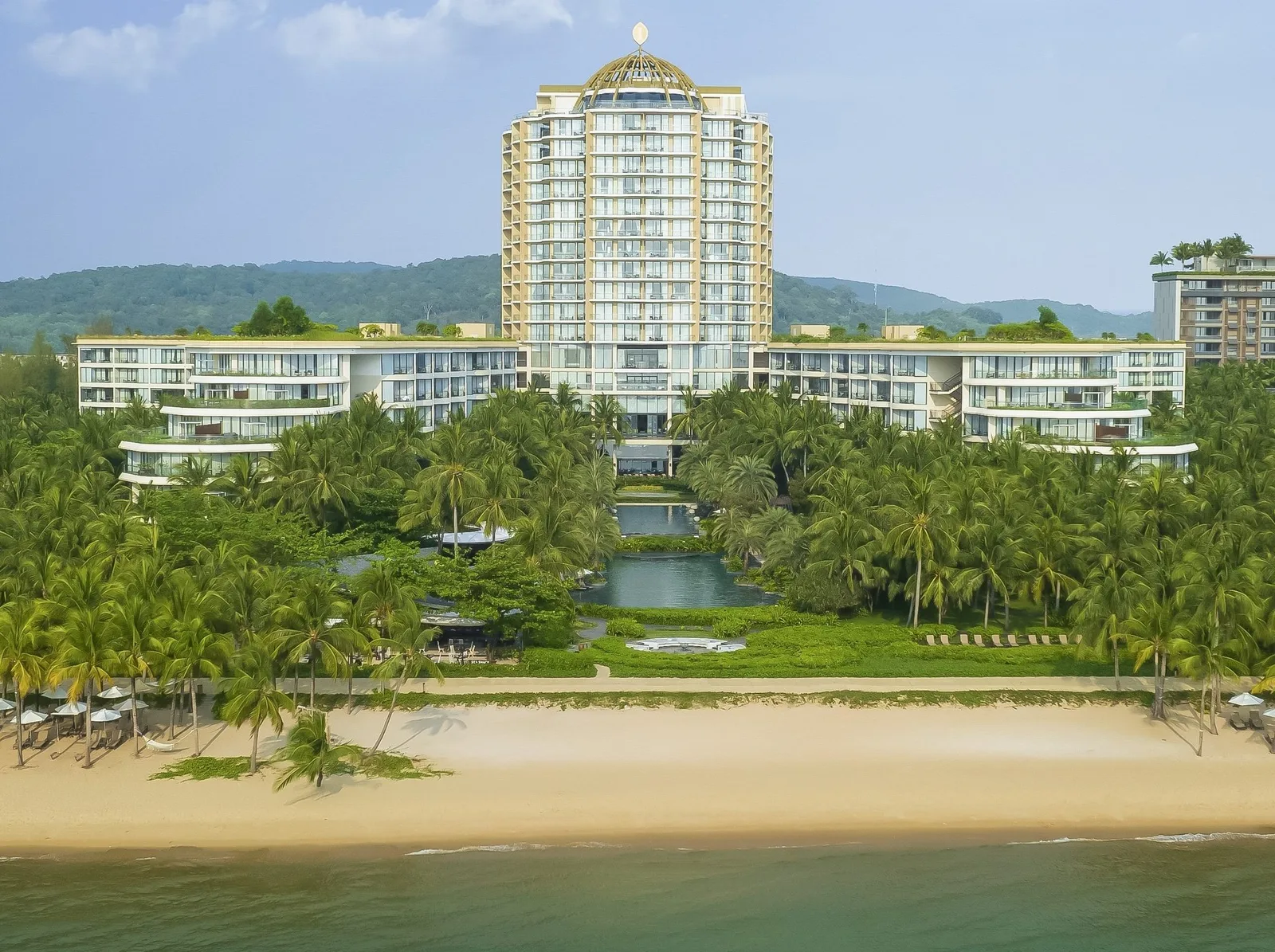 InterContinental Phu Quoc Long Beach Resort với toà tháp mái vòm, rừng dừa và bãi cát trắng Bãi Trường phía trước