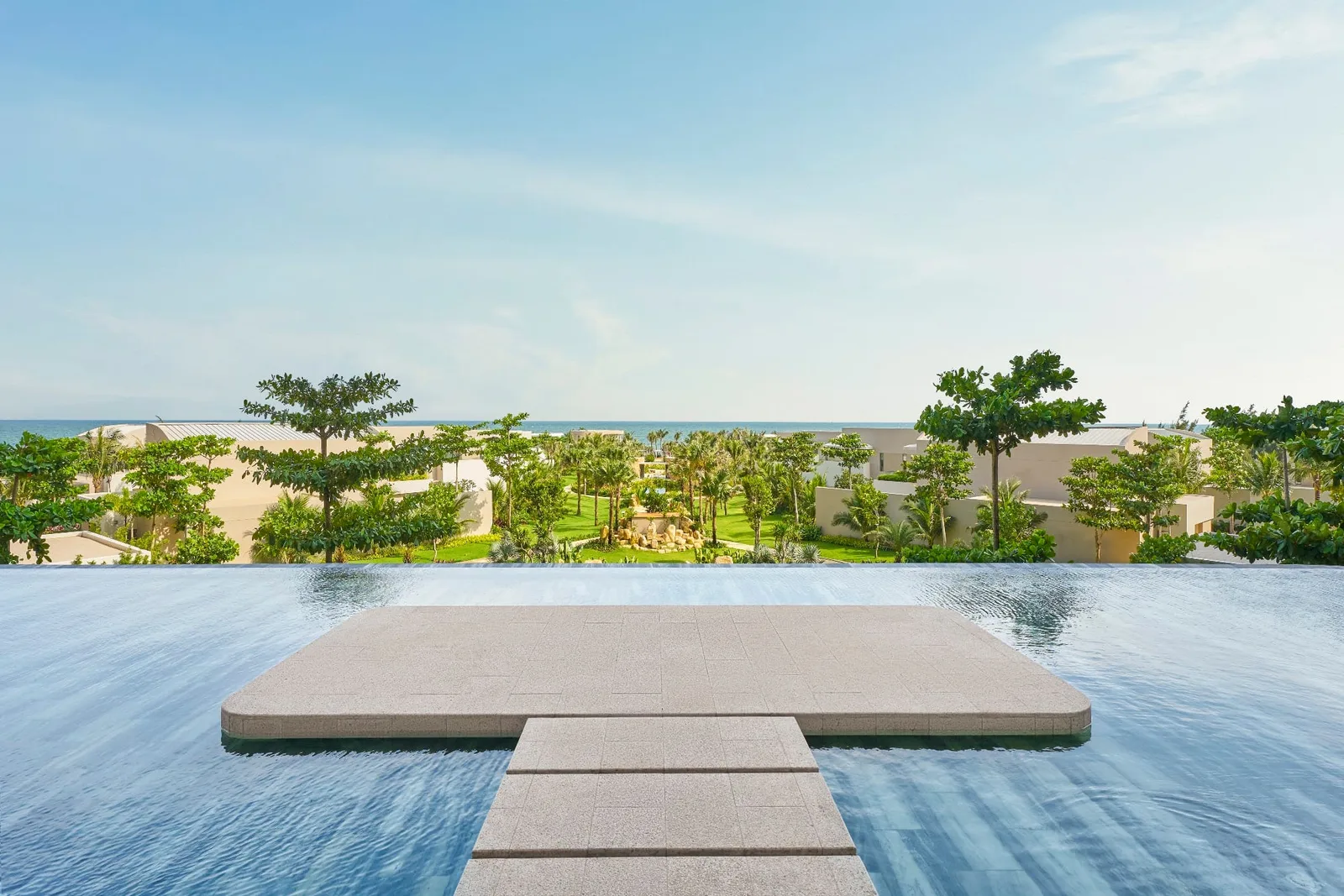 Hồ vô cực hướng biển