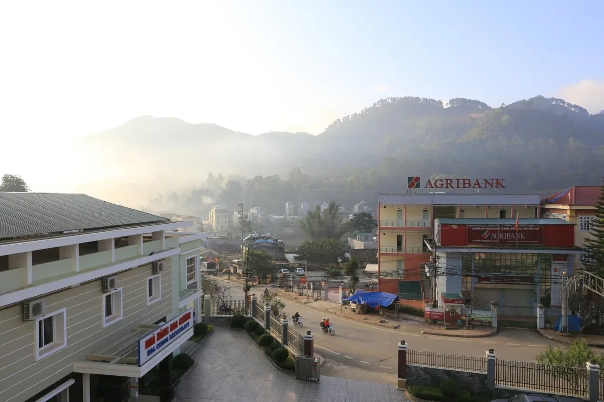Nhìn từ Khách sạn Hoa Cương Đồng Văn xuống con phố thị trấn, sương sớm phủ dãy núi phía xa