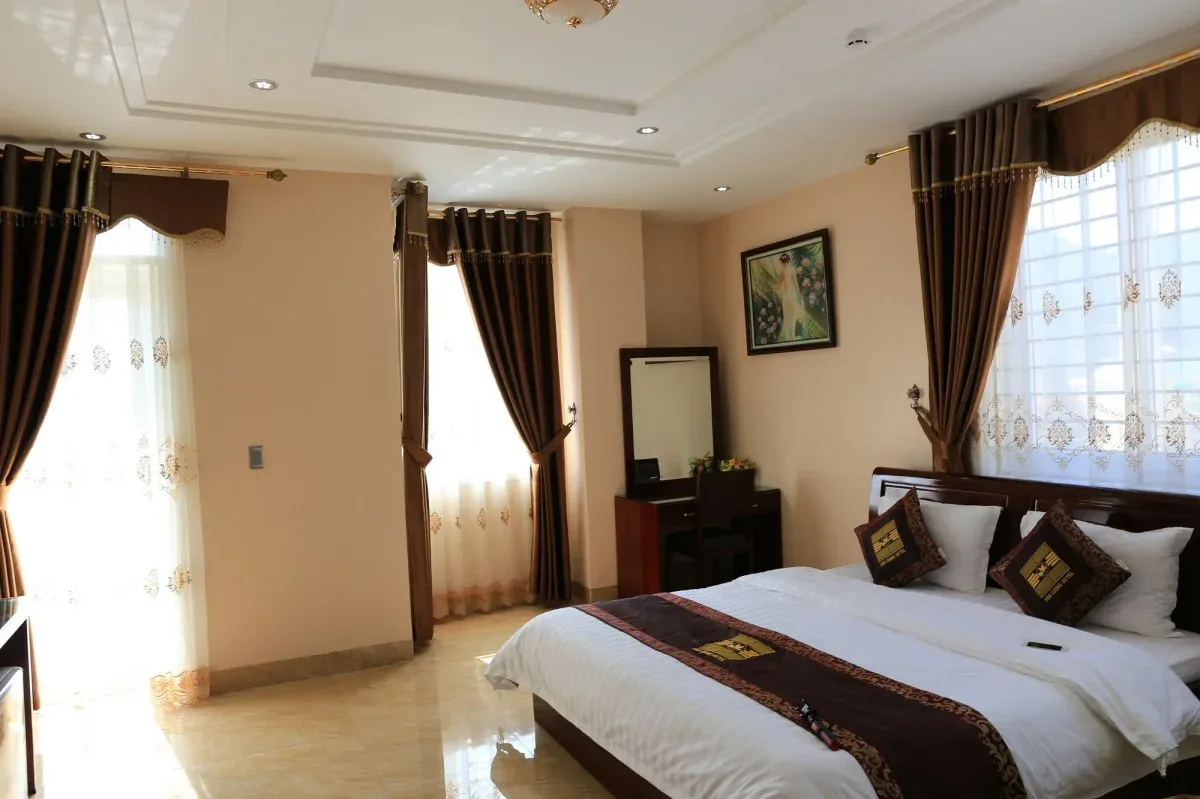 Phòng Deluxe Double hướng phố tại Khách sạn Hoa Cương Đồng Văn với giường lớn, rèm cửa nâu và cửa sổ kính sáng