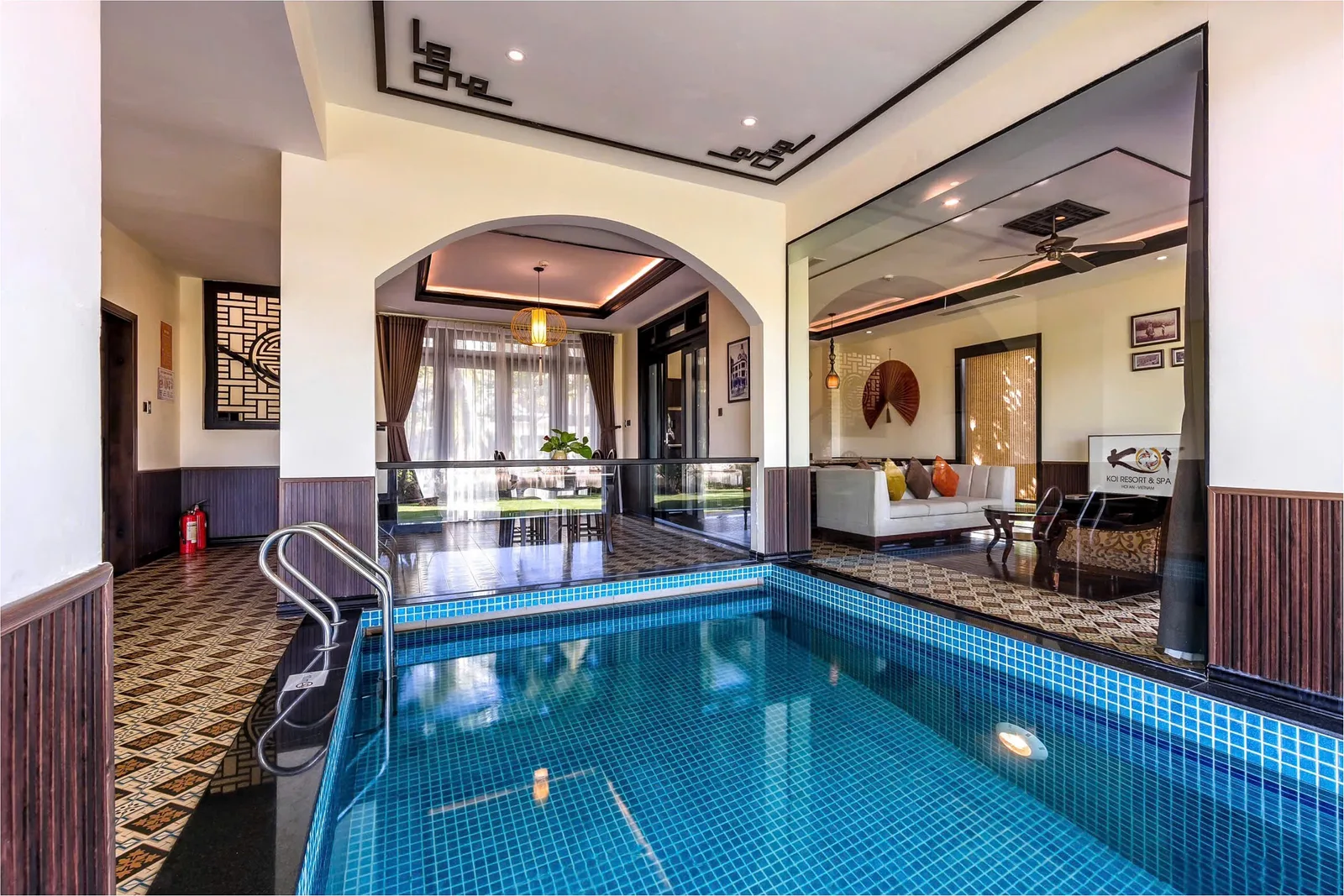 Hồ bơi riêng trong nhà của Riverside Pool Villa 3 phòng ngủ ở KOI Resort & Spa Hoi An, sát phòng khách có vách kính