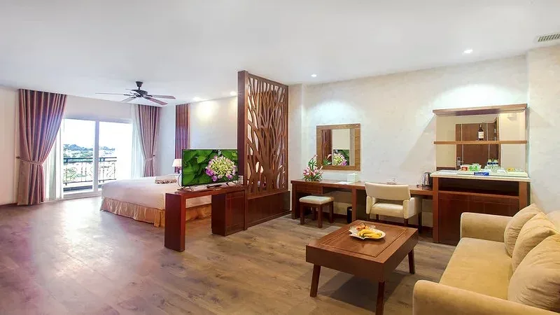 Phòng Valley Junior Suite tại Ladalat Hotel với giường, sofa và cửa ban công nhìn ra đồi