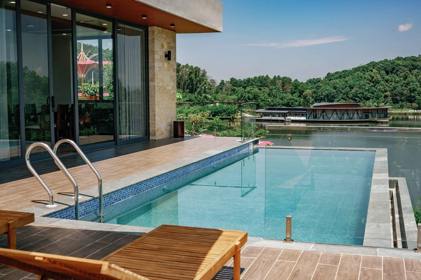 Family Villa Near Lake