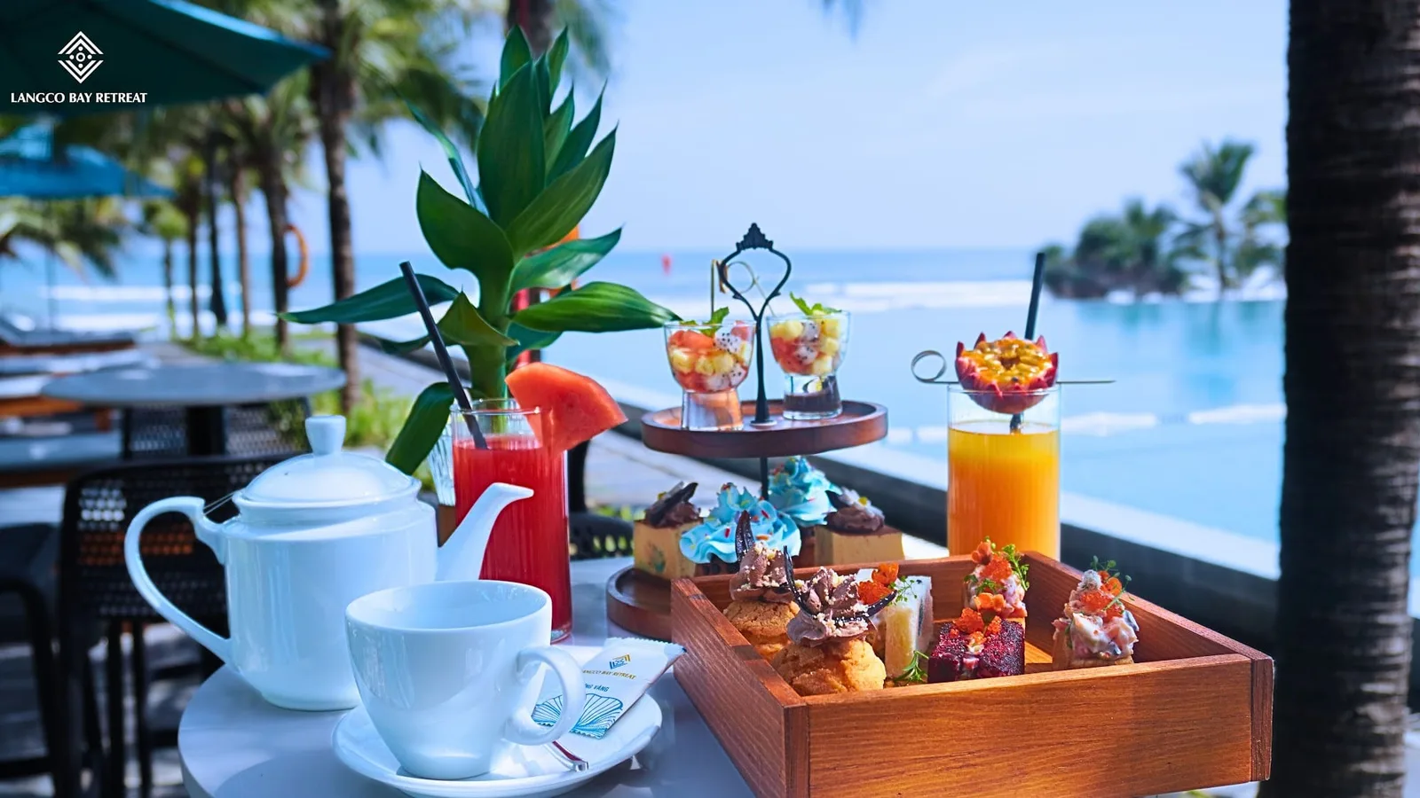 Trà chiều cạnh hồ bơi