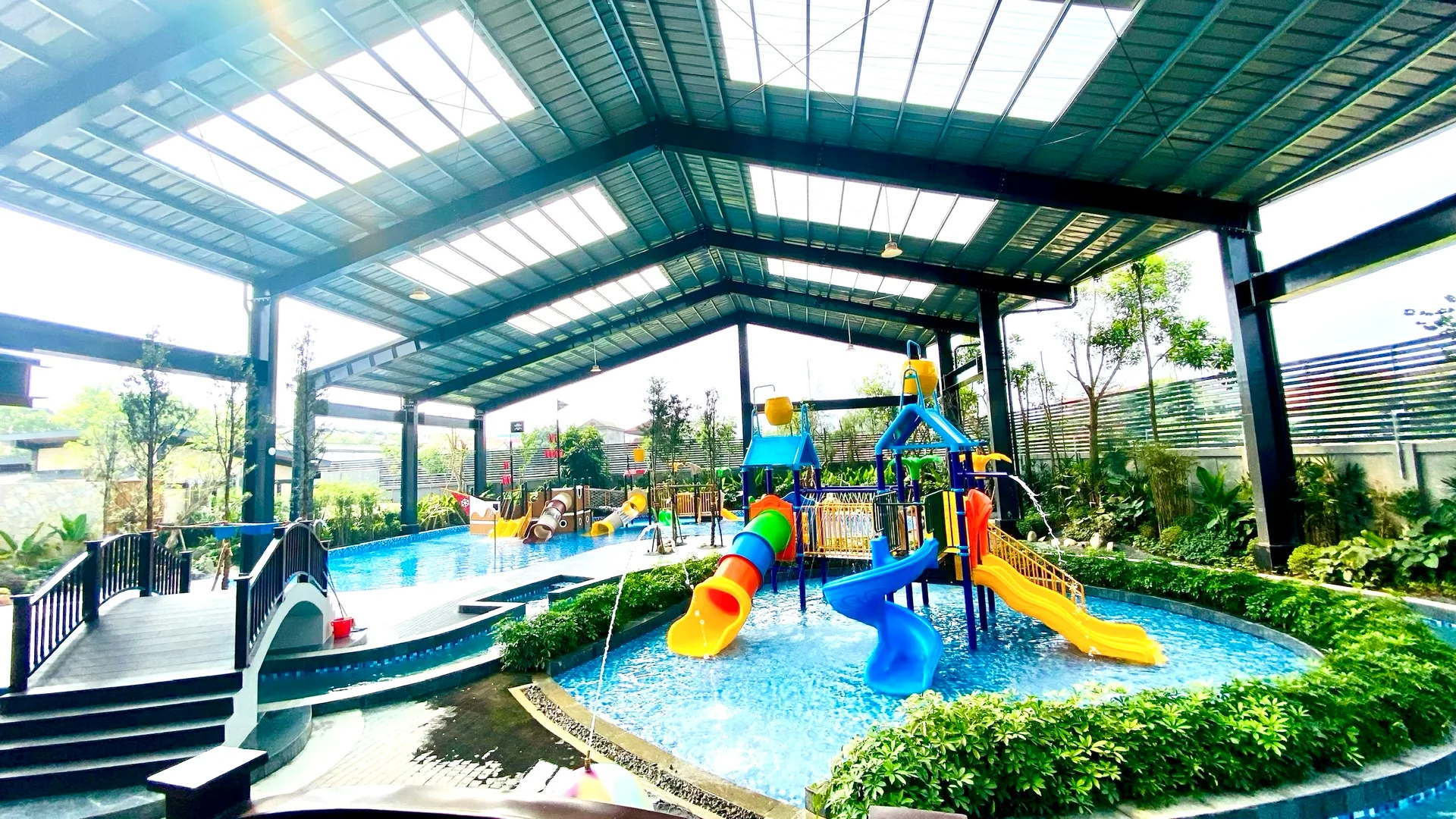 Aqua Park có mái che ở Lynntimes Thanh Thủy với cầu trượt nhiều màu, tàu cướp biển và cầu gỗ cho trẻ em