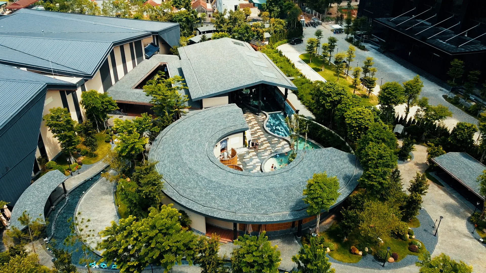 Toàn cảnh công viên khoáng Ohayo Onsen & Spa ở Lynntimes Thanh Thủy nhìn từ trên cao với mái tròn vòng cung và các bể khoáng ngoài trời