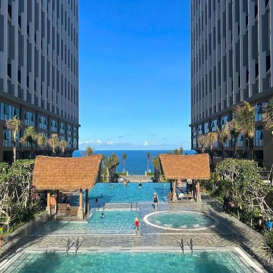 Hồ bơi giữa hai toà