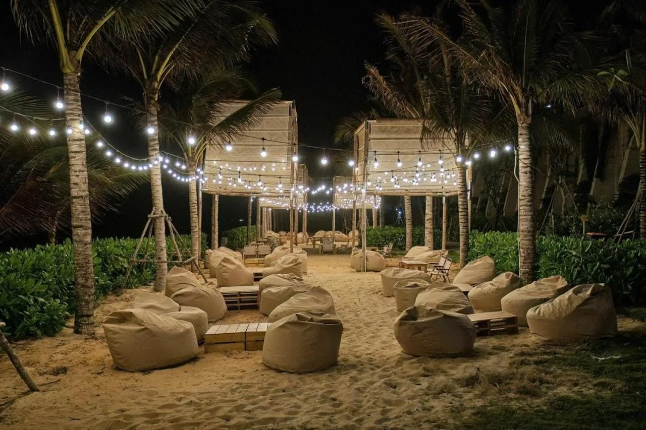 Bar trên bãi cát buổi tối