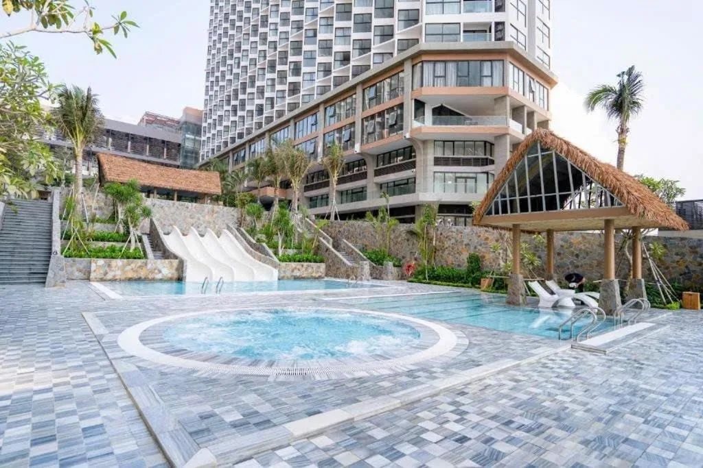 Hồ có cầu trượt cho trẻ