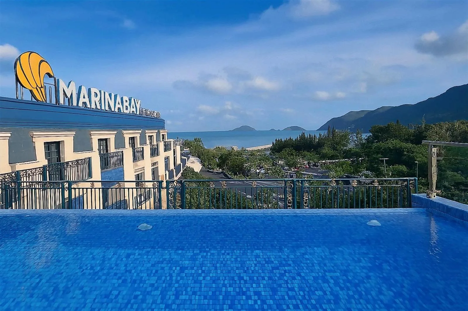 Hồ bơi vô cực trên sân thượng