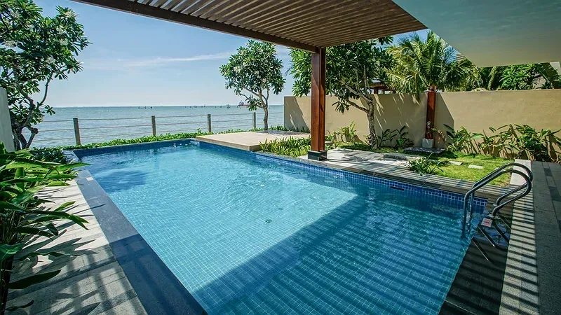 Hồ bơi riêng của Ocean Pool Villa tại Marina Bay Vũng Tàu, mái giàn gỗ che một góc, hàng rào thấp phía sau mở ra mặt biển xanh