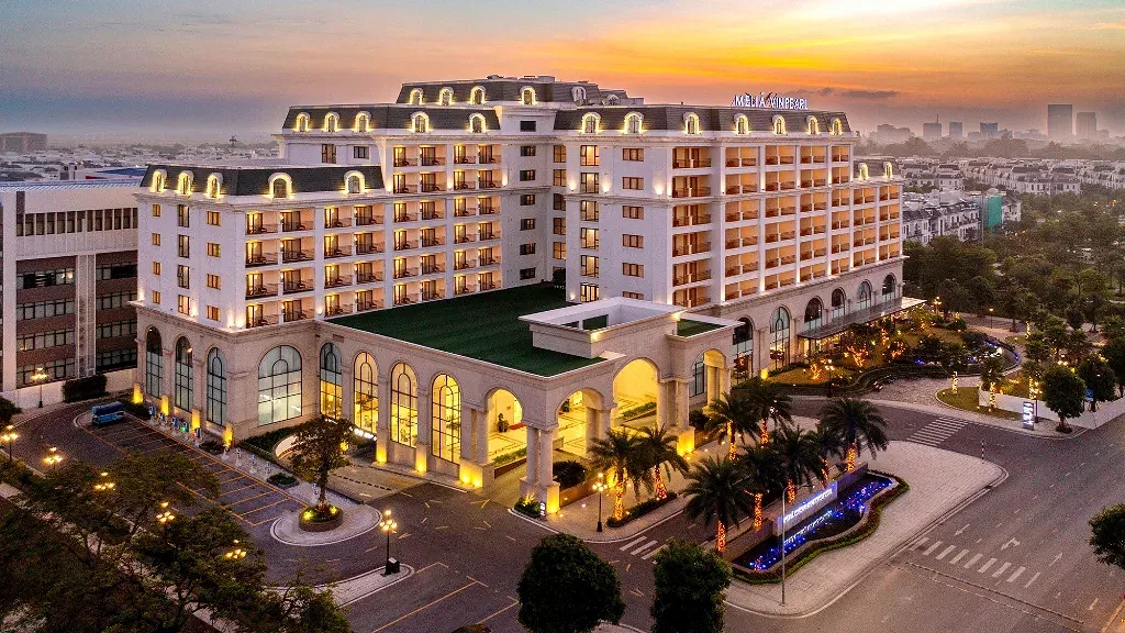 Tòa nhà tân cổ điển của Meliá Vinpearl Hải Phòng Rivera lên đèn lúc hoàng hôn