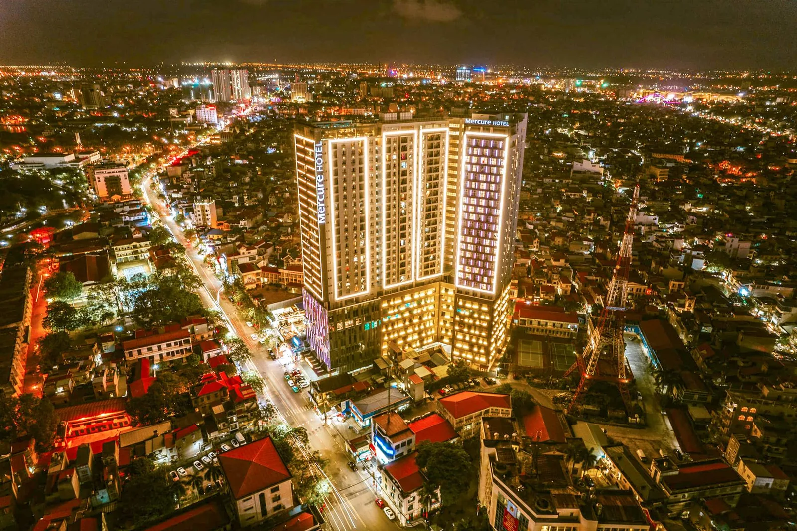 Tòa tháp Mercure Hải Phòng rực đèn về đêm nhìn từ trên cao