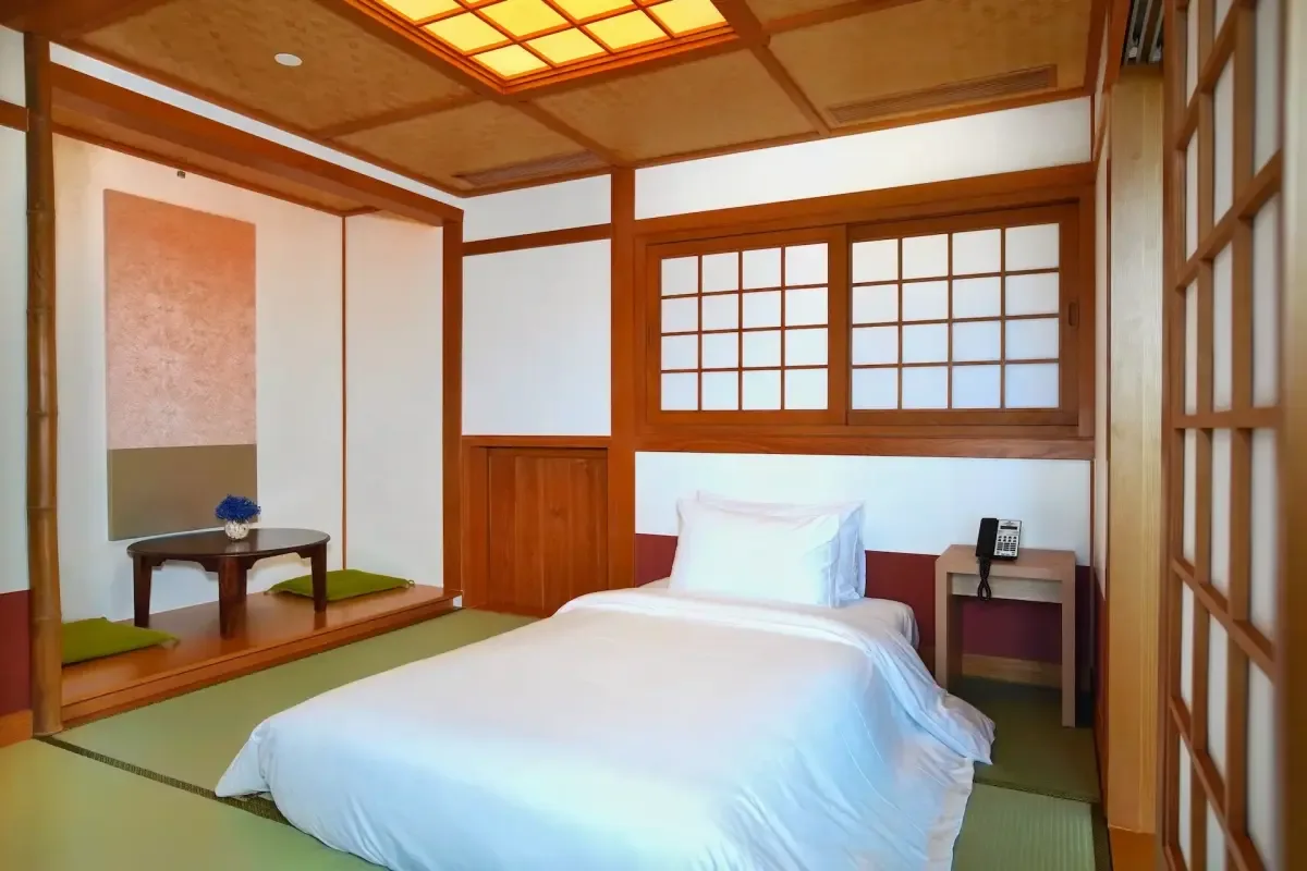 Phòng Japanese Suite Ocean View của Mikazuki với sàn tatami, cửa kéo giấy kiểu Nhật và nệm trải sàn