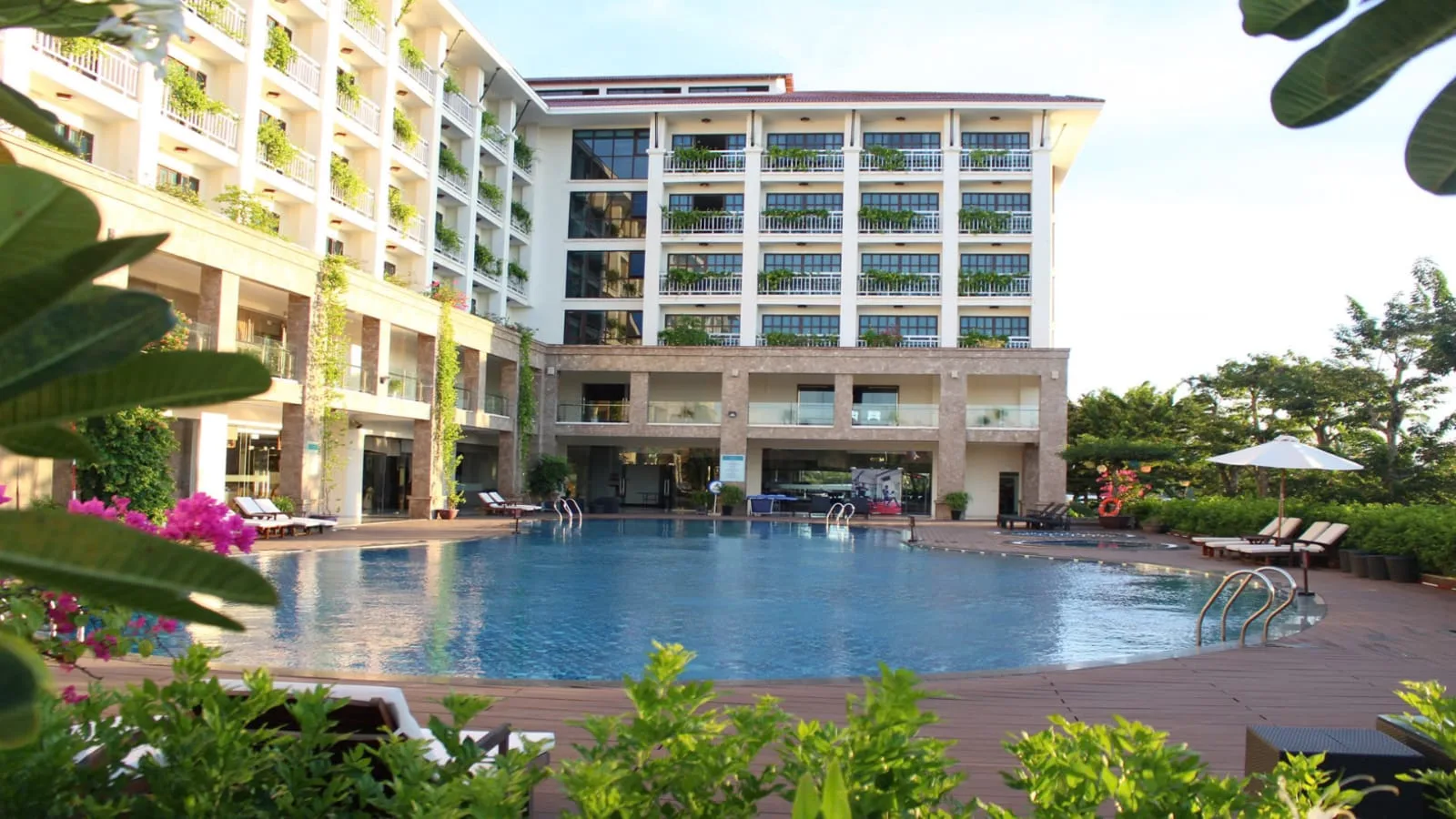Hồ bơi lớn giữa khuôn viên