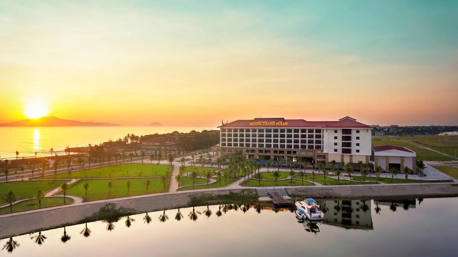 Ngắm hoàng hôn nơi sông gặp biển