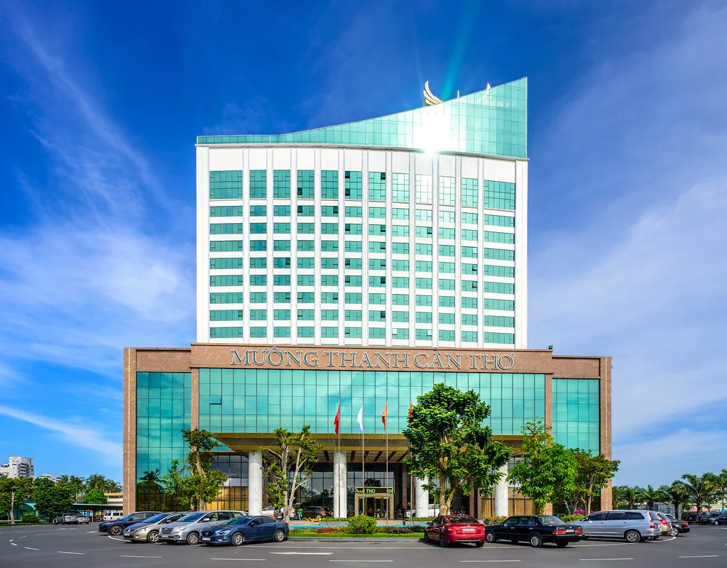 Mặt tiền tòa tháp kính xanh Mường Thanh Luxury Cần Thơ dưới trời xanh