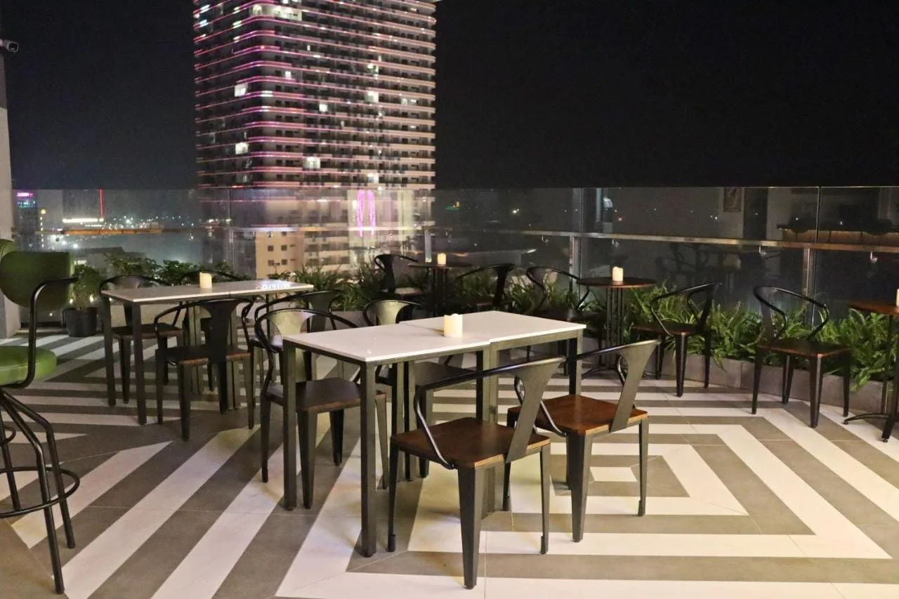 Bàn ngoài trời buổi tối