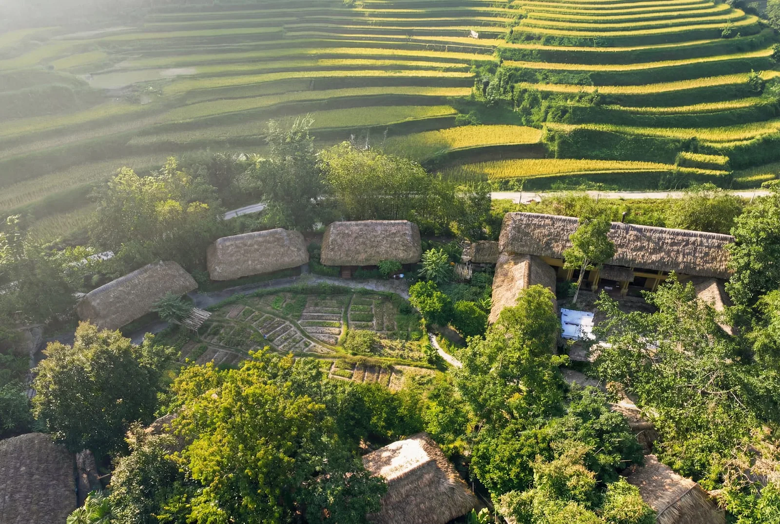 Nhà đất mái lá giữa ruộng bậc thang