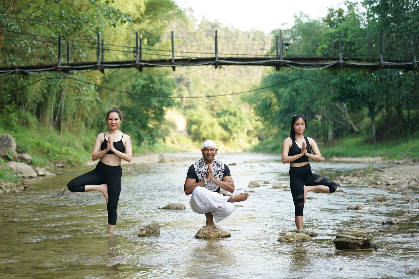 Yoga bên suối