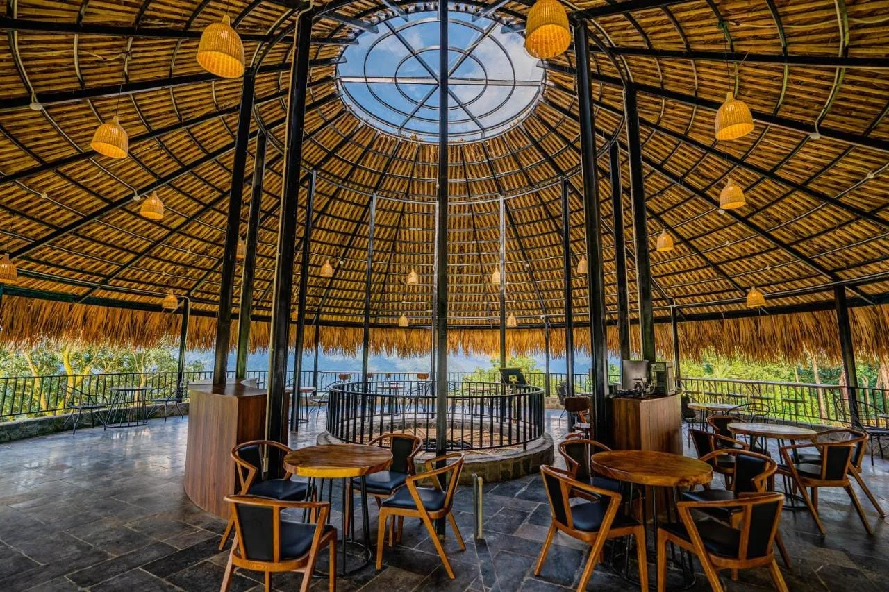 Quầy bar mái lá
