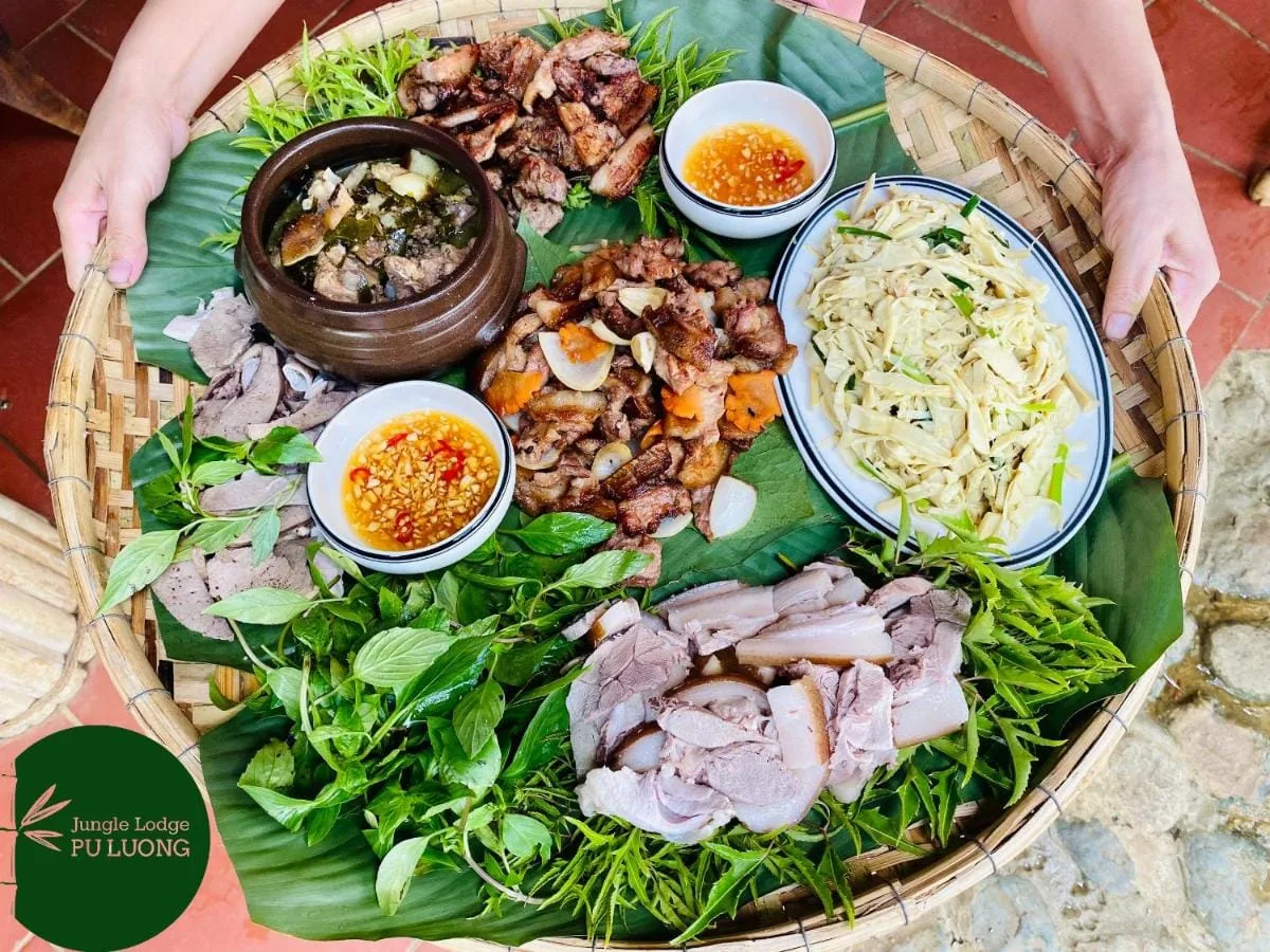 Mâm cơm bản địa